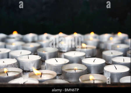 Gebet-Kerzen in der Kirche – hautnah Stockfoto