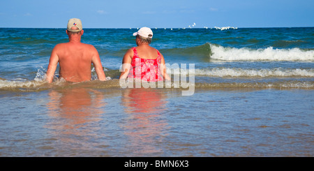Älteres Paar, Strand, entspannen in Meeresbrandung, Modell veröffentlicht Stockfoto