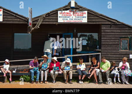 Menschen, die genießen Fisch und Chips in Southwold, Suffolk Stockfoto