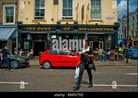 London, England, UK, Menschen teilen Getränke draußen English Pub auf der Portobello Road District, außerhalb "The Duke of Wellington" Stockfoto