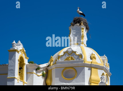 Portugal, Algarve, Faro, die Capela de Santo Amaro Kirchenkuppel mit einem Storchennest an der Spitze Stockfoto