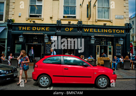 London, England, Großbritannien, Autos geparkt, Leute vor dem English Pub im Portobello Road District, „The Duke of Wellington“ Stockfoto