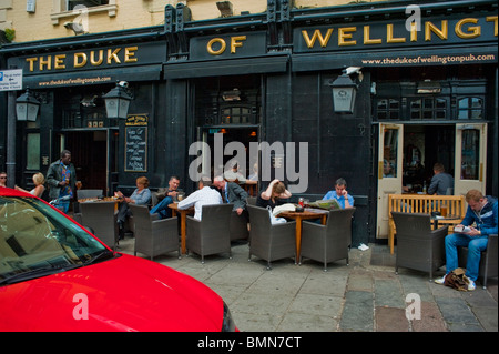 London, England, Großbritannien, Crowd People teilen Drinks vor dem English London Pub im Portobello Road District, vor der Terrasse „The Duke of Wellington“ Stockfoto