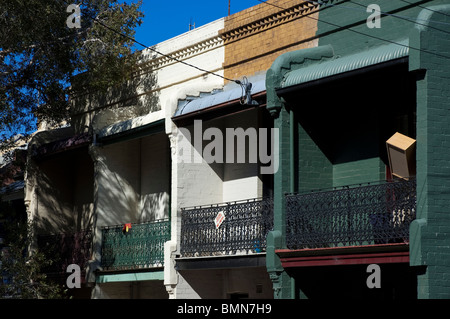 Balkone mit ihren filigranen Schmiedearbeiten Balkonen. Reihenhäuser innen Sydney, Australien. Bitte klicken Sie für weitere Infos. Stockfoto