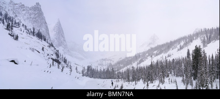 Winterpanorama von westlichen Sajan-Gebirge. Sibirien. Russland Stockfoto