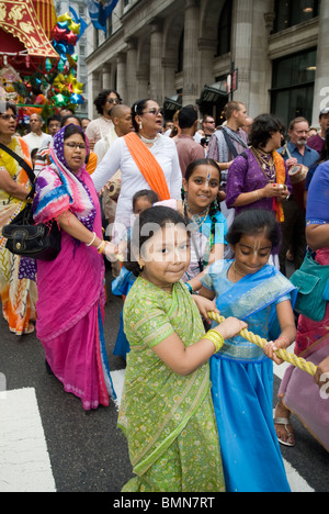 Hunderte von Mitgliedern der Hare-Krishna-Religion versammeln sich auf der Fifth Avenue in New York für ihre jährlichen parade Stockfoto