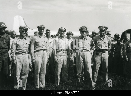 GENERAL DOUGLAS MacARTHUR - siehe zweiter von rechts - Beschreibung unten Stockfoto