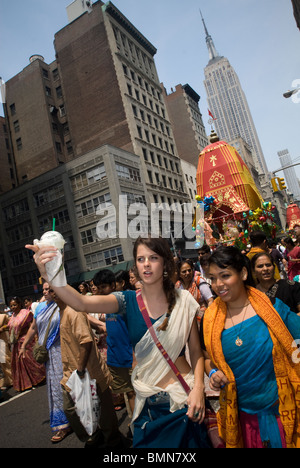 Hunderte von Mitgliedern der Hare-Krishna-Religion versammeln sich auf der Fifth Avenue in New York für ihre jährlichen parade Stockfoto