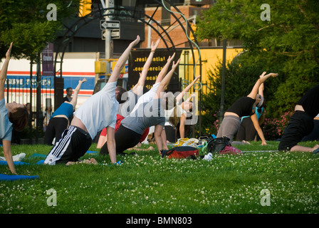 Yoga-Praktizierende Teilnahme eine kostenlose Yogastunde im New Yorker Stadtteil Chelsea Stockfoto