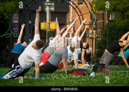 Yoga-Praktizierende Teilnahme eine kostenlose Yogastunde im New Yorker Stadtteil Chelsea Stockfoto