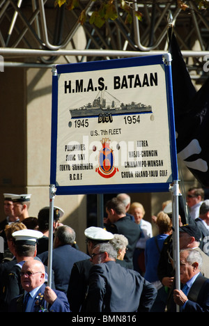 Erfahrene Segler aus HMAS Bataan tragen einen Banner während der ANZAC Day Parade, Sydney, Australien Stockfoto