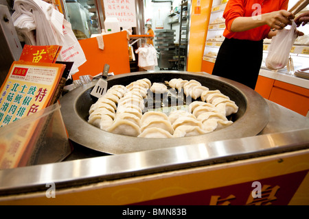 Dim Sum zum Verkauf an lokale Straße in Wan Chai, Hong Kong. Stockfoto