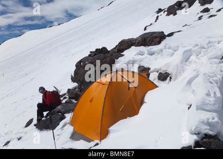 Bergsteiger in vorgeschobene Basislager (ABC) am Berghang, Mt. Elbrus, Kaukasus, Russland Stockfoto