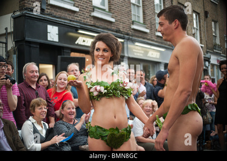 Paar in Adam und Eva Kostümen in Modenschau bekommen Beifall bei Bermondsey Street Festival 2010 Stockfoto