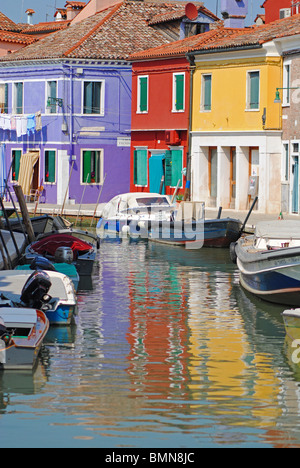 Bunte Häuser spiegelt sich in einem Kanal Burano, Italien Stockfoto