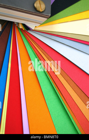 Papier Diagramm Farbspektrum. Unterschiedliche Gewichte und Farben von Druckpapier. Stockfoto