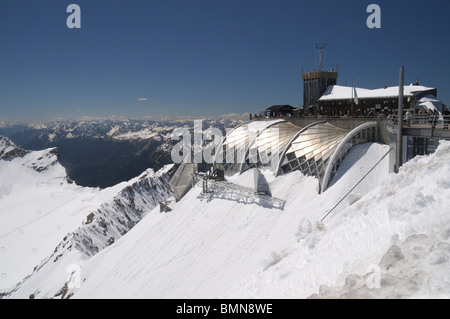 Münchner Haus und Gebäude, die auf der Suche über das Zugspitzplatt-Gletscher vom Gipfel der Zugspitze, Deutschlands höchstem Punkt Stockfoto