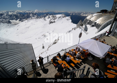 Cafe und Gebäuden, die auf der Suche über das Zugspitzplatt-Gletscher vom Gipfel der Zugspitze, Deutschlands höchstem Punkt Stockfoto