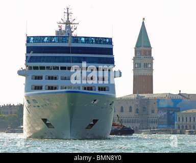 Ein Kreuzfahrtschiff in den Giudecca Kanal von Markusplatz entfernt, Venedig, Italien Stockfoto
