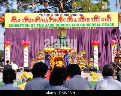 Mönche und Menschen in der Ausstellung des jade Buddha Stockfoto