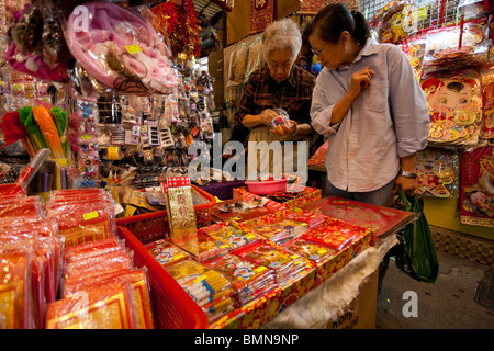 Menschen kaufen Sachen für die Neujahrsfeier in Hong Kong Stockfoto