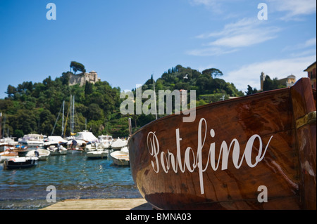 Kleines Boot im Hafen von Portofino, Italien Stockfoto