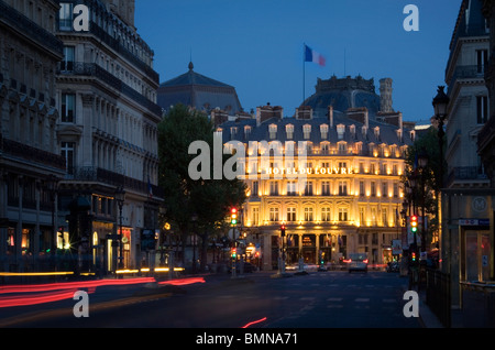 Avenue de L' Opera und das Hotel Du Louvre in der Stunde nach Paris Stockfoto