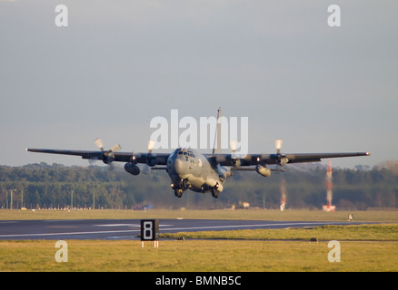 United States Air Force Lockheed MC - 130H Hercules abheben von RAF Mildenhall Stockfoto