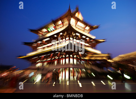 Traditionellen chinesischer Stil in der Dämmerung mit Objektiv fotografierten Gebäude vergrößert. Gegen Reich blauer Himmel mit gelben Lichtspur Stockfoto