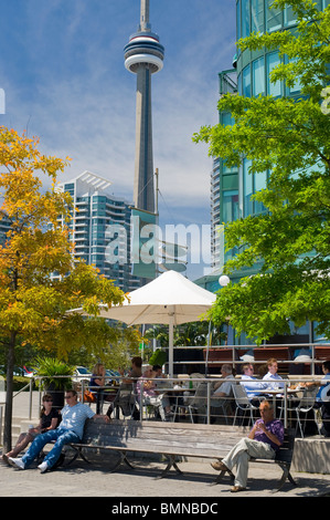 Cafe Gönner und Fußgänger am Queens Quay, Toronto.  Harbourfront Innenhöfe sind beliebte Orte für Touristen und Einheimische. Stockfoto