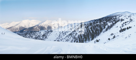 Winterpanorama von westlichen Sajan-Gebirge. Sibirien. Russland Stockfoto