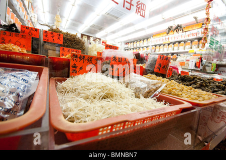 Trockenfutter, Garnelen, Hülsenfrüchte, Samen und Nüssen auf Verkauf im Laden in Wan Chai, Hong Kong Stockfoto