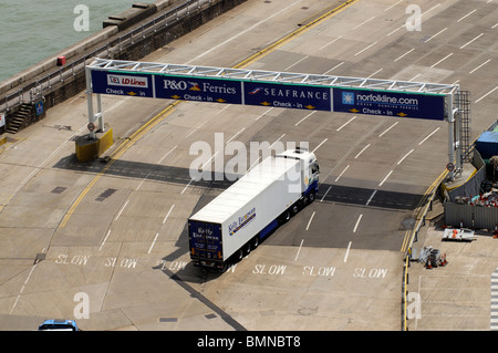 Check-in Fahrspuren für den Verkehr einsteigen in die Cross-Channel Reedereien bei Dover Kent England UK Stockfoto