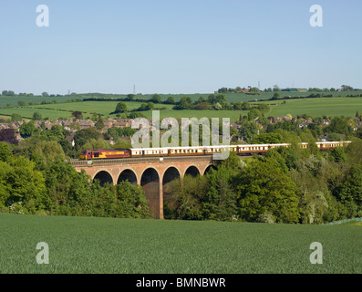 Eine Klasse 67 Lok arbeiten eine Venedig-Simplon-Orient-Express Ausflug überqueren Eynsford Viadukt in Kent. Stockfoto