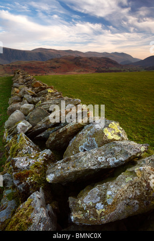 Flechten bedeckten Steinmauer in der Nähe von Castlerigg Stone Circle in den Lake District in England Stockfoto