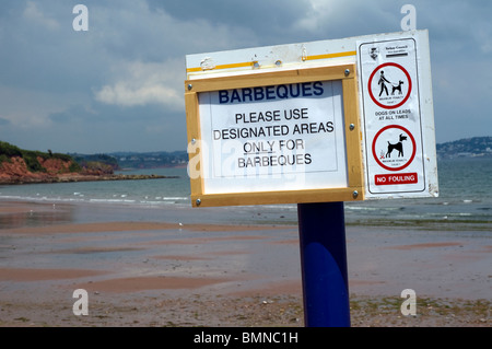Strandhütten an Broadsands Stockfoto