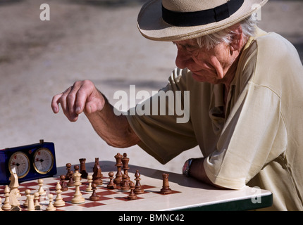 Alte im Ruhestand Mann spielt Schach in den Jardins du Luxembourg, Paris Stockfoto