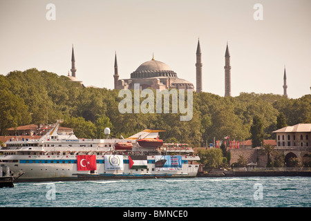 Hagia Sophia Mosque und M/S Mavi Marmara Schiff im Vordergrund, Istanbul, Türkei Stockfoto