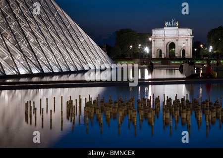 Das Musee Du Louvre-Pyramide mit dem Arc du Carrousel, Paris Stockfoto