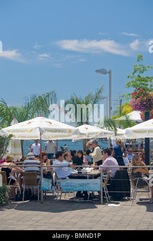 Cafe Gönner und Fußgänger am Queens Quay, Toronto.  Harbourfront Innenhöfe sind beliebte Orte für Touristen und Einheimische. Stockfoto