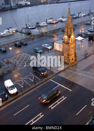 Straßen- und Waterford Glockenturm neben Fluss Suir Waterford Irland Stockfoto