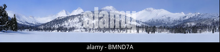 Winterpanorama von westlichen Sajan-Gebirge. Sibirien. Russland Stockfoto