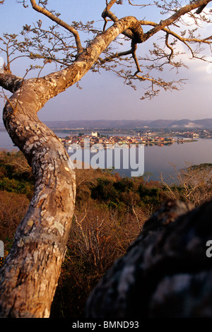 Lancha (Boot) Onwer geben Fahrt am Lago de Peten Itza mit Stadt im Hintergrund-Flores, Guatemela. Stockfoto