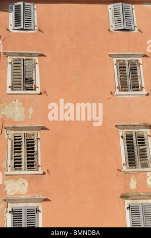 Alte Fensterläden in Europa Stockfoto