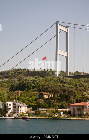 Fatih Sultan Mehmet-Brücke und am Wasser Häuser neben dem Bosporus, Istanbul, Türkei Stockfoto