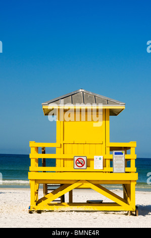 gelbe Rettungsschwimmer stehen Siesta Key Beach in Sarasota Florida Stockfoto