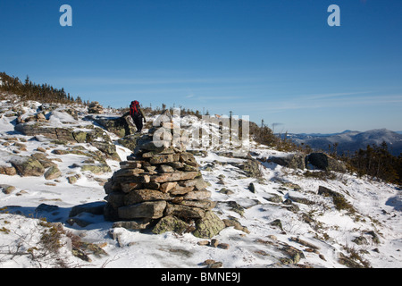 Wanderer in der Nähe des Gipfels des Bondcliff in den Wintermonaten. Das Hotel liegt in den White Mountains, New Hampshire, USA Stockfoto