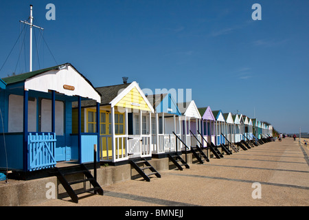 Eine Reihe von bunten Strandhäuschen in Southwold, Suffolk Stockfoto