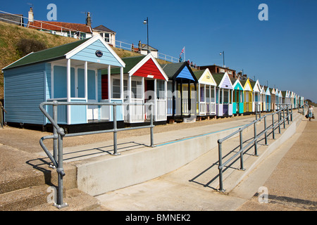 Eine Reihe von bunten Strandhäuschen in Southwold, Suffolk Stockfoto