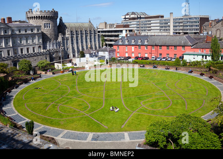 Dubh Linn Gardens, Dublin Castle, Irland; der Rekordturm ist im Hintergrund Stockfoto